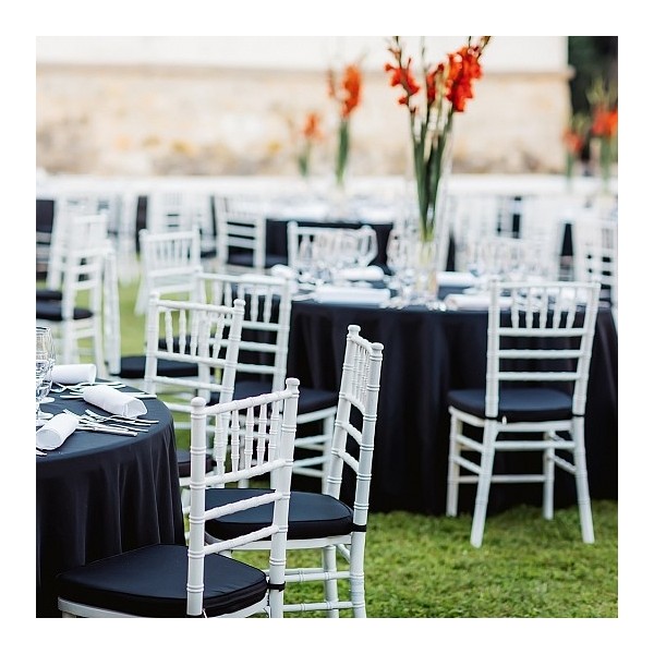 Bel vintage stol s črno blazino