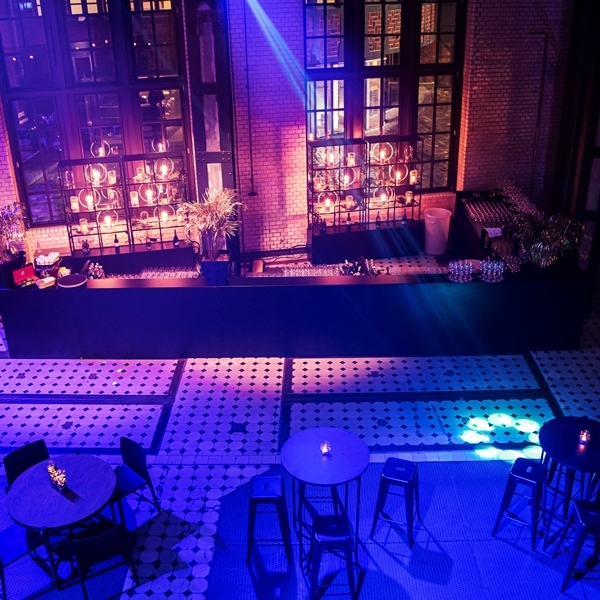 Bar Cube, črn